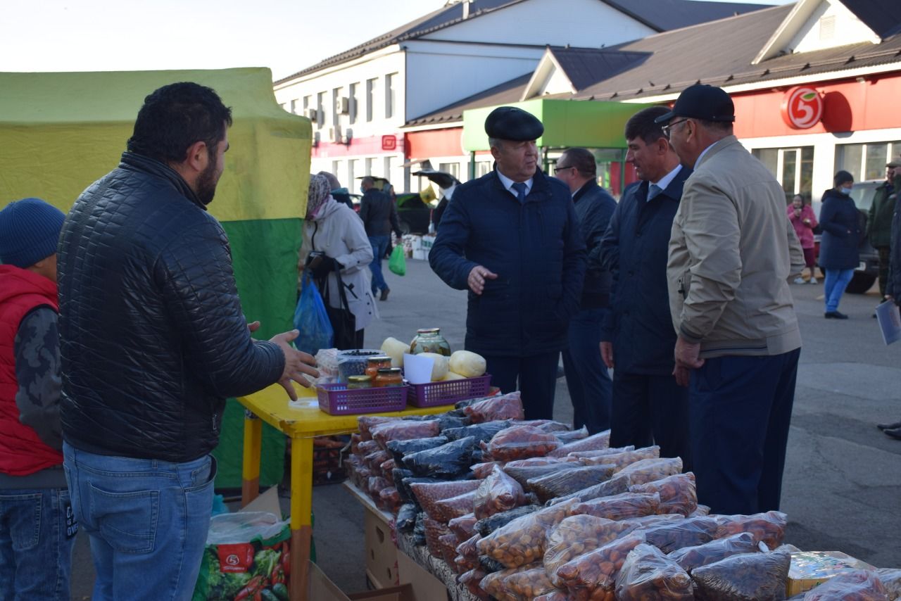 В Нурлате проходит ярмарка, посвященная Дню пожилых людей