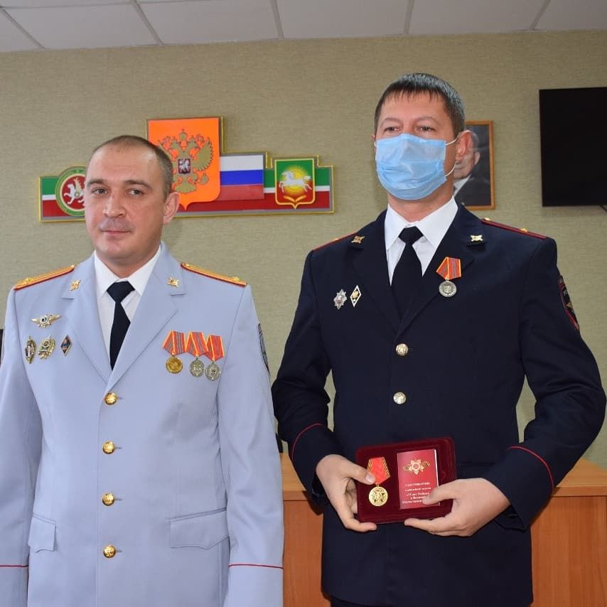 В Нурлате майора полиции наградили памятной медалью