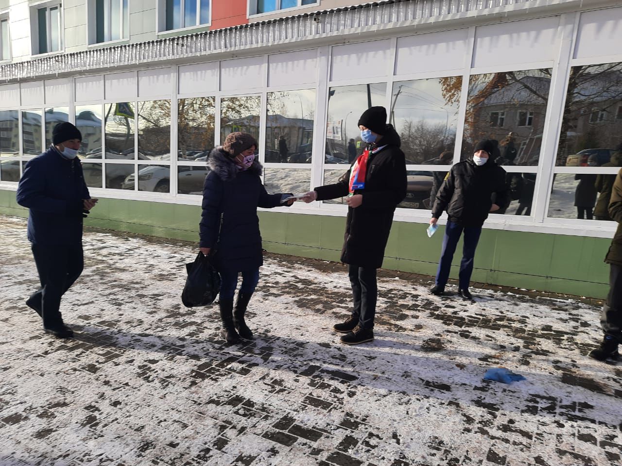Активисты «Молодой Гвардии Единой России» раздали нурлатцам более 200 одноразовых медицинских масок