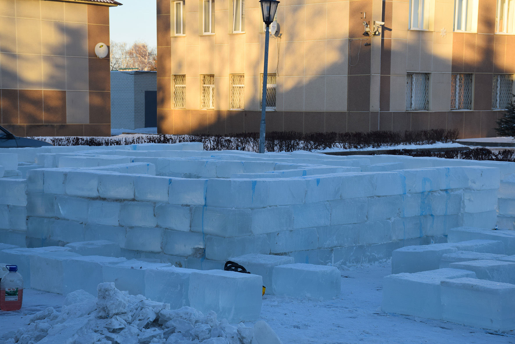 Для нурлатских детей строят светящийся лабиринт изо льда