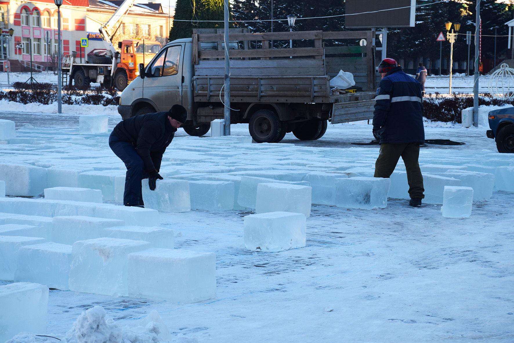 Для нурлатских детей строят светящийся лабиринт изо льда