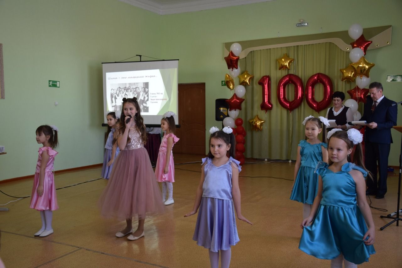 Нурлатская школа №8 отметила 100-летний юбилей
