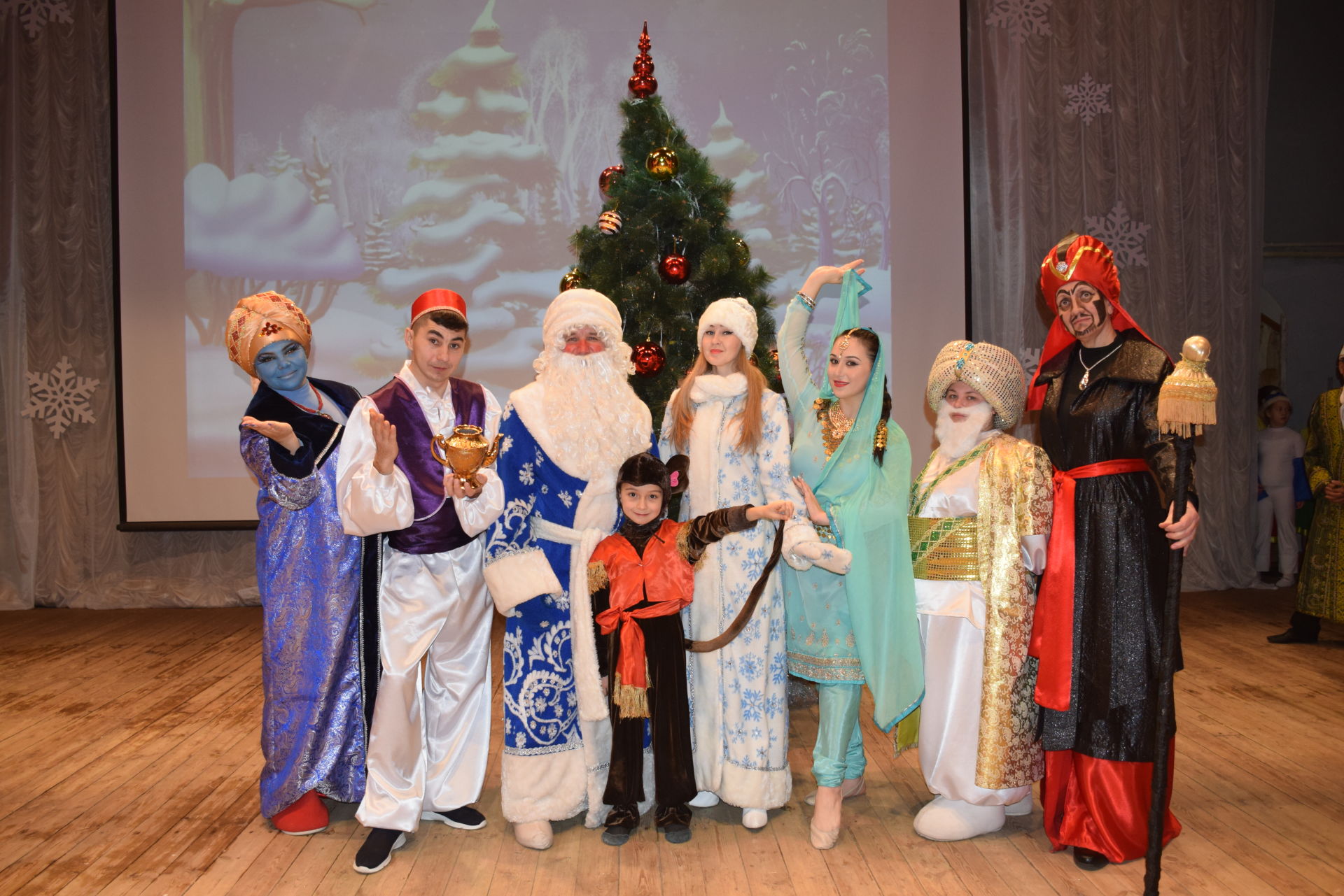 Глава Нурлатского района подарил юным нурлатцам новогодний праздник