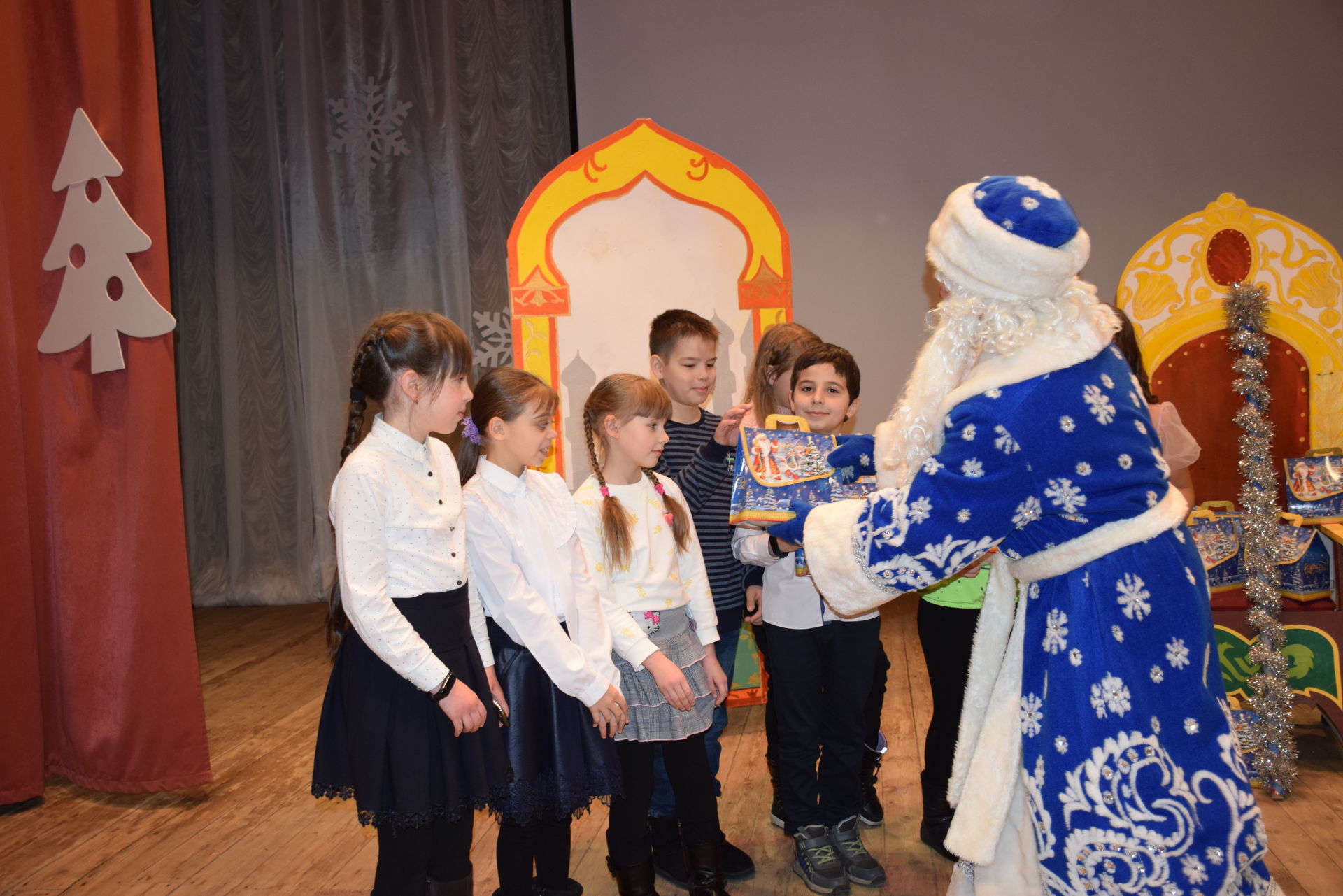 Глава Нурлатского района подарил юным нурлатцам новогодний праздник