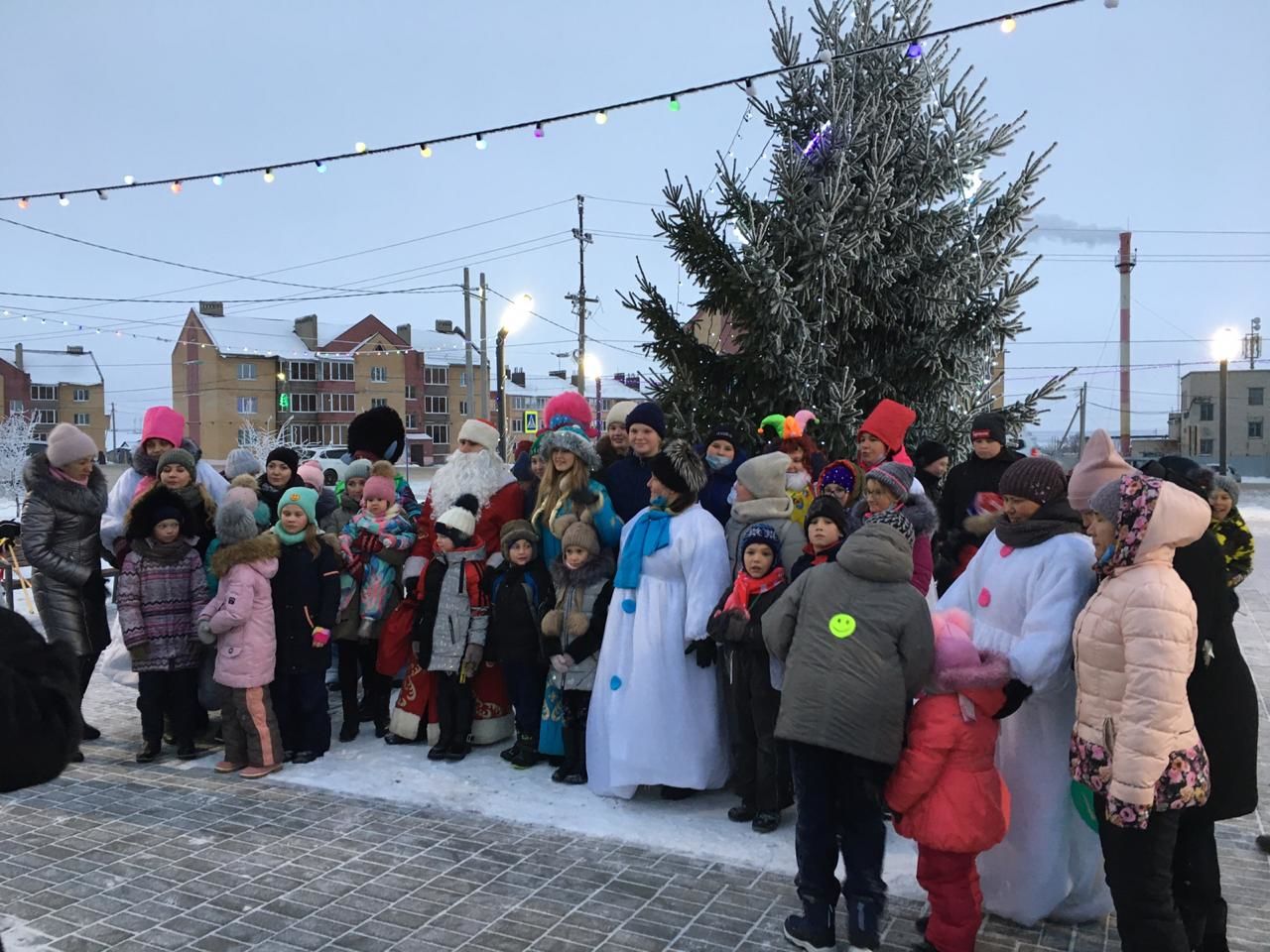 В Нурлате в мкр.железнодорожников открыли новогоднюю елку