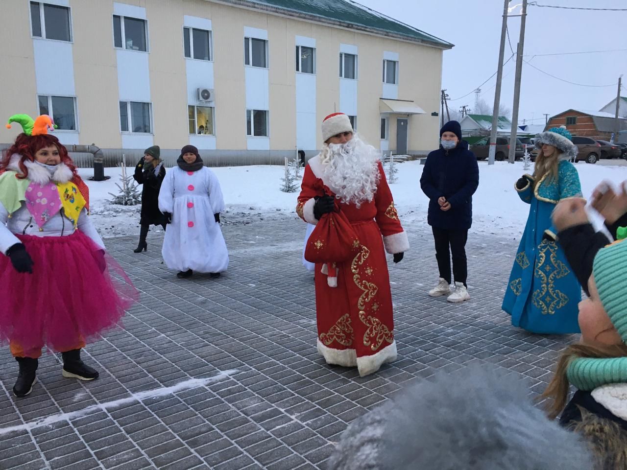 В Нурлате в мкр.железнодорожников открыли новогоднюю елку