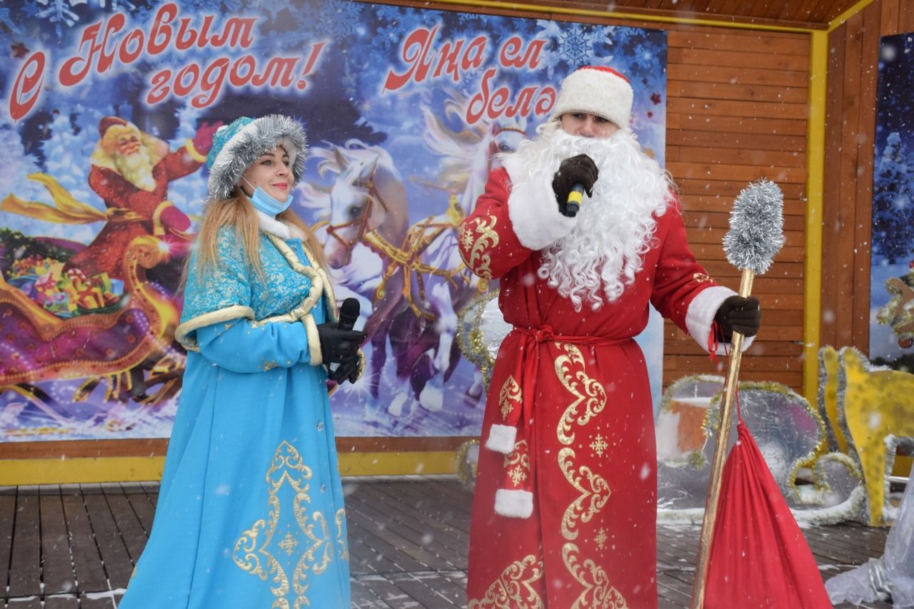 Нурлатские нефтедобытчики организовали для детей новогодний праздник у главной городской Ёлки