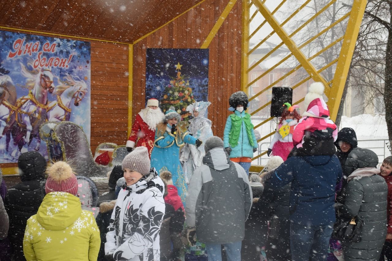 Нурлатские нефтедобытчики организовали для детей новогодний праздник у главной городской Ёлки