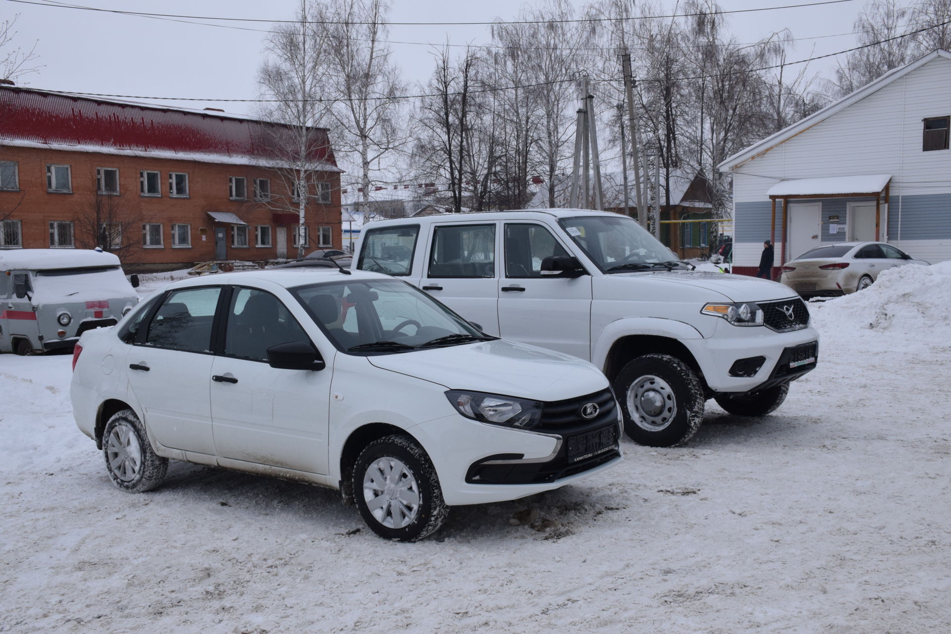 Президент Татарстана вручил ключи от двух автомобилей для Нурлатской ЦРБ