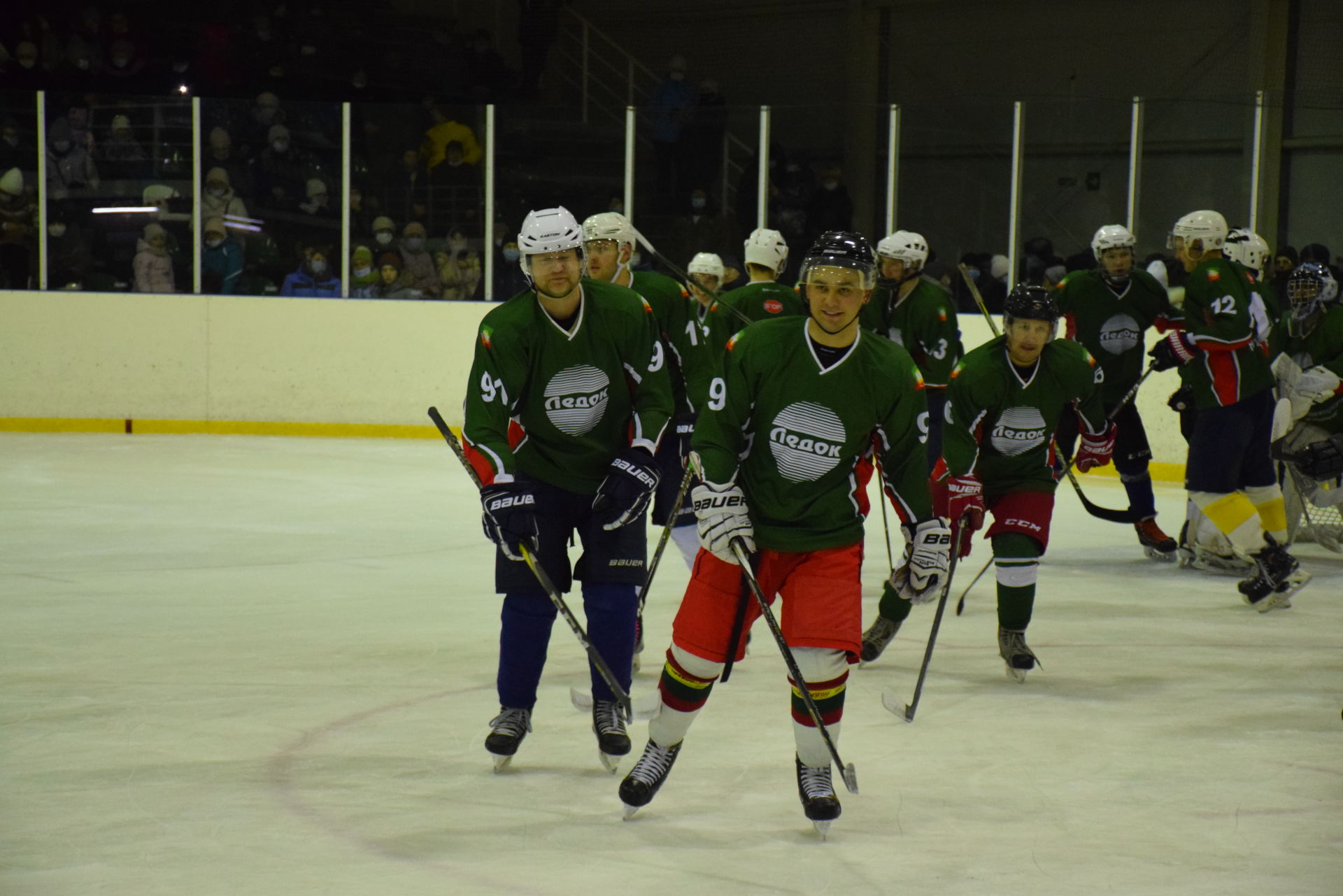 Хоккейная команда «Ледок» встретилась на льду со сборной из Самарской области