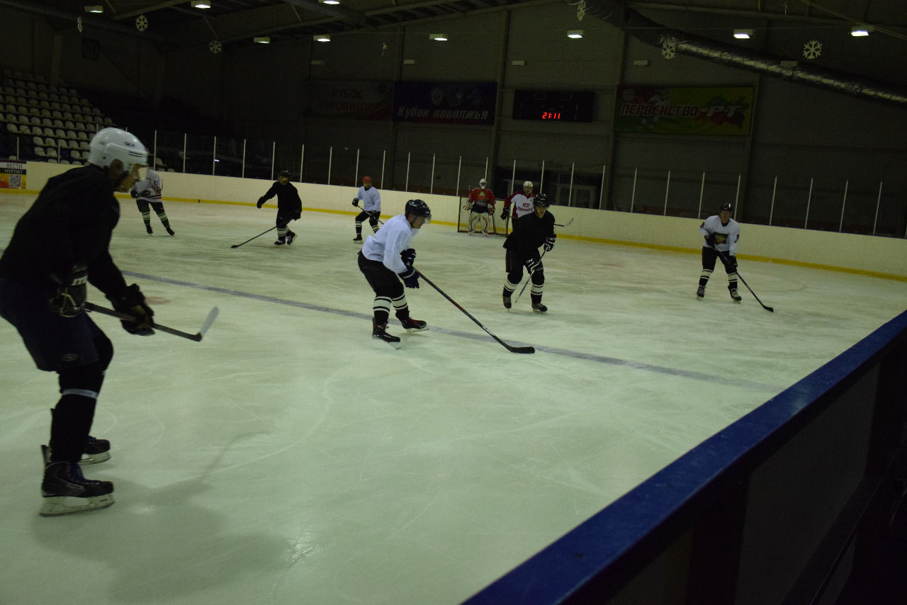 В День хоккея в Нурлате прошла игра между командами «Ледокол» и «Айсберг»