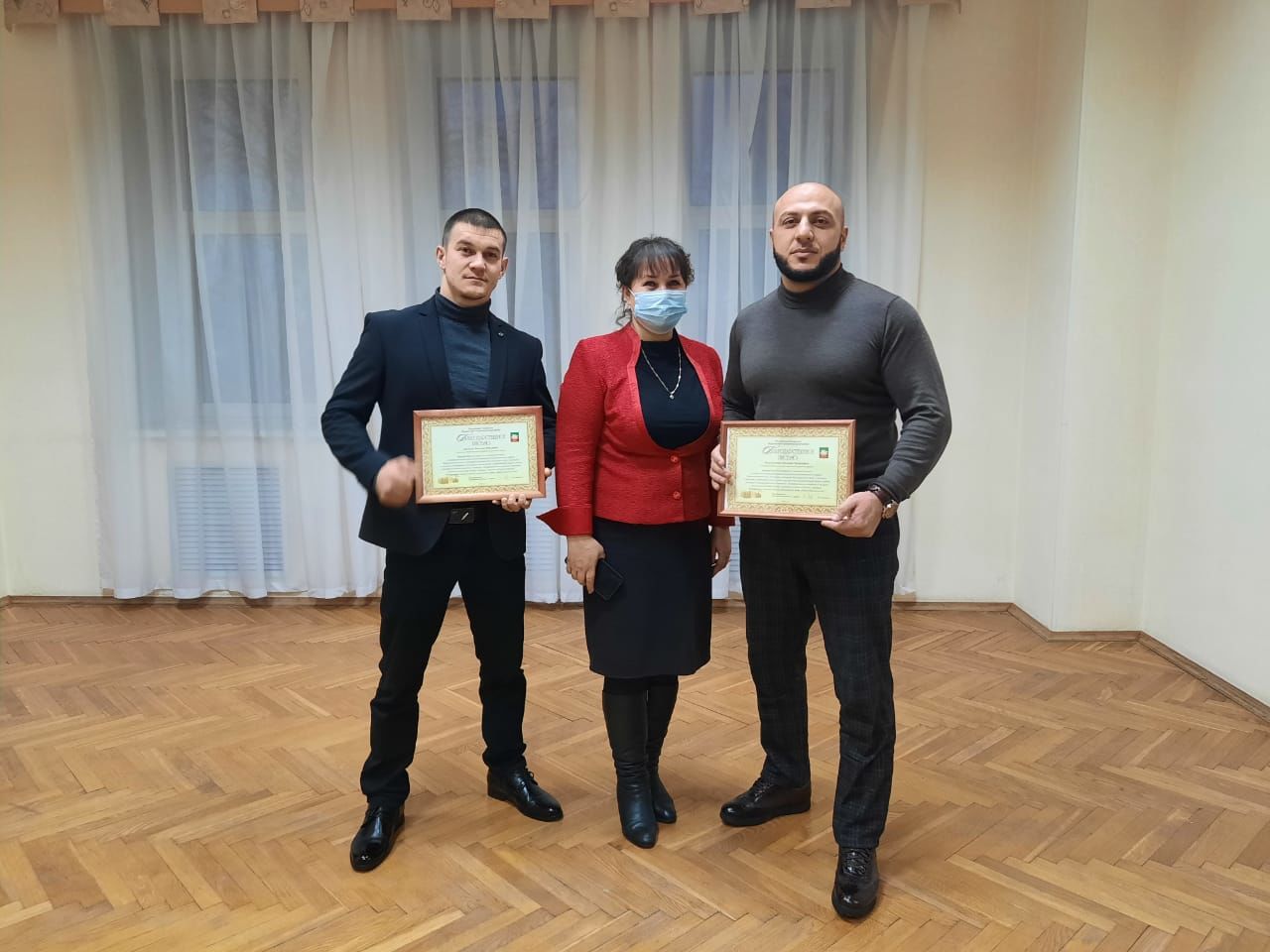 Алмаз Ахметшин наградил активных участников добровольческого движения Нурлатского района