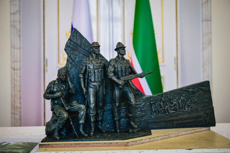 Президент РТ обсудил с воинами-афганцами макет памятника в Казани