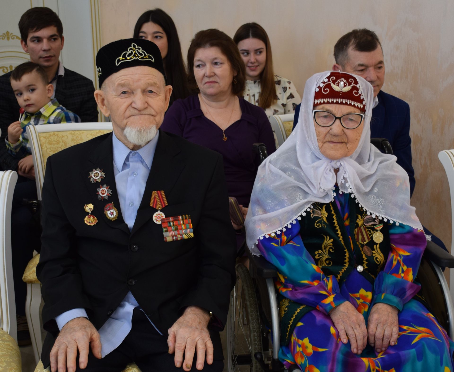 Рустам Минниханов вручил медали ветеранам войны из Чулпанова Каиму и Марьям Самигуллиным