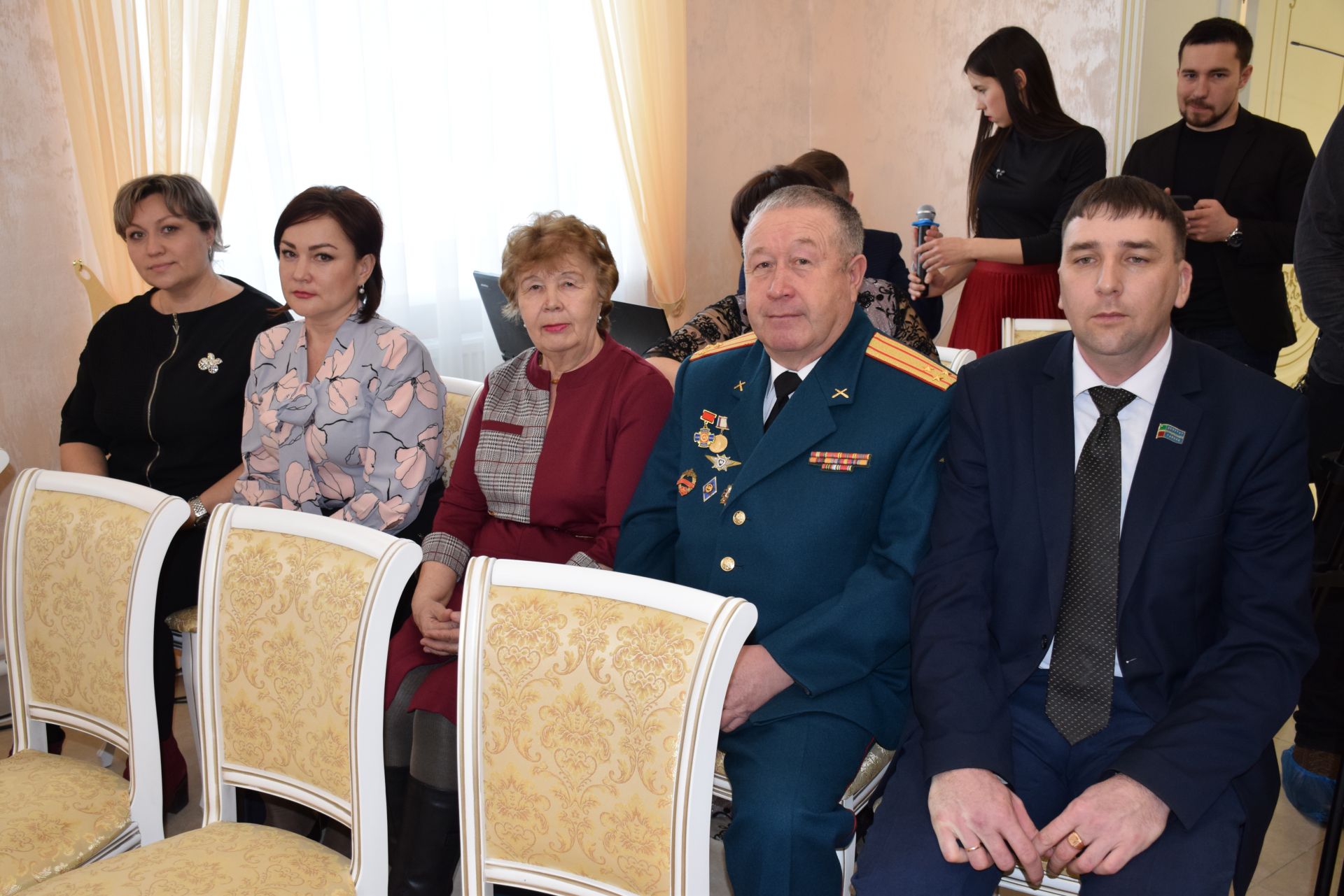 Рустам Минниханов вручил медали ветеранам войны из Чулпанова Каиму и Марьям Самигуллиным