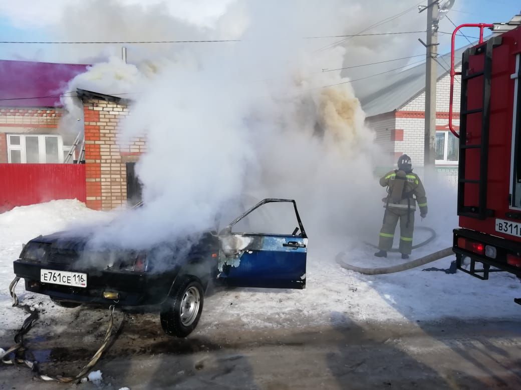 Нурлат: машина сгорела, автовладелец получил ожоги
