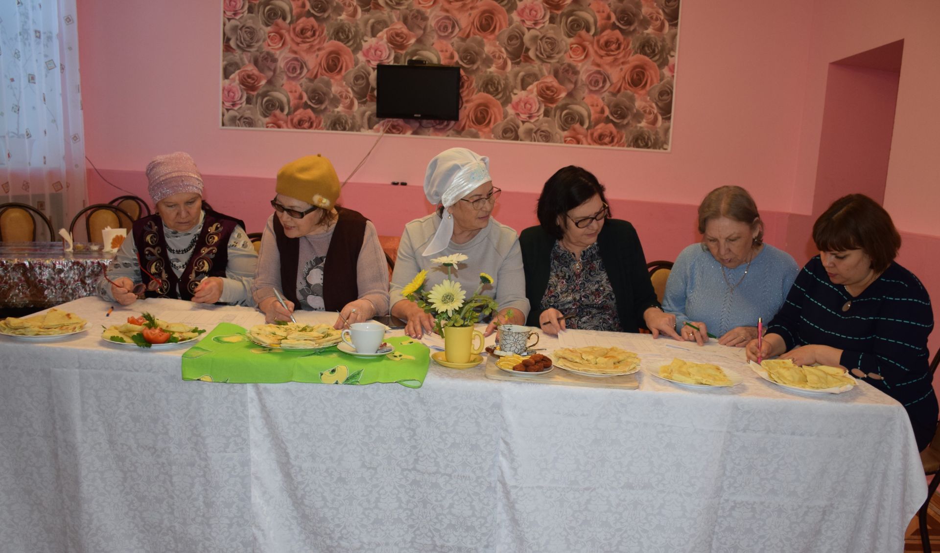 В Нурлате участницы конкурса “Татар кызы” готовили национальное блюдо кыстыбый