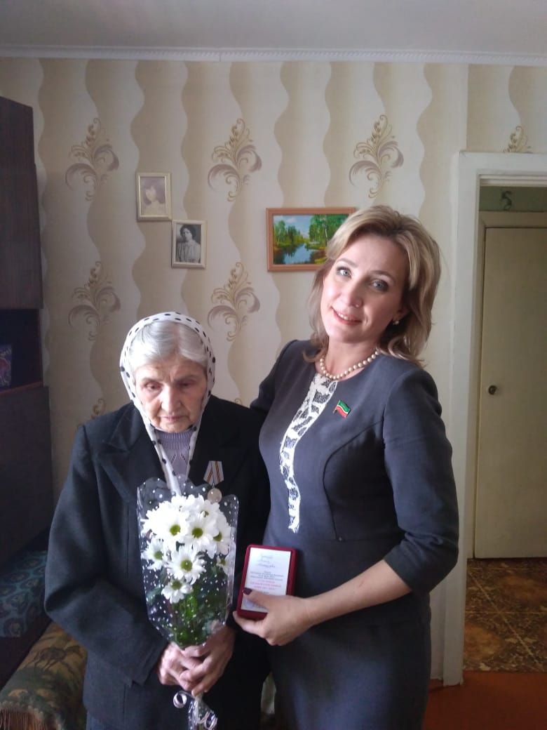 Депутат Госсовета на дому вручила юбилейные медали труженицам тыла Нурлата