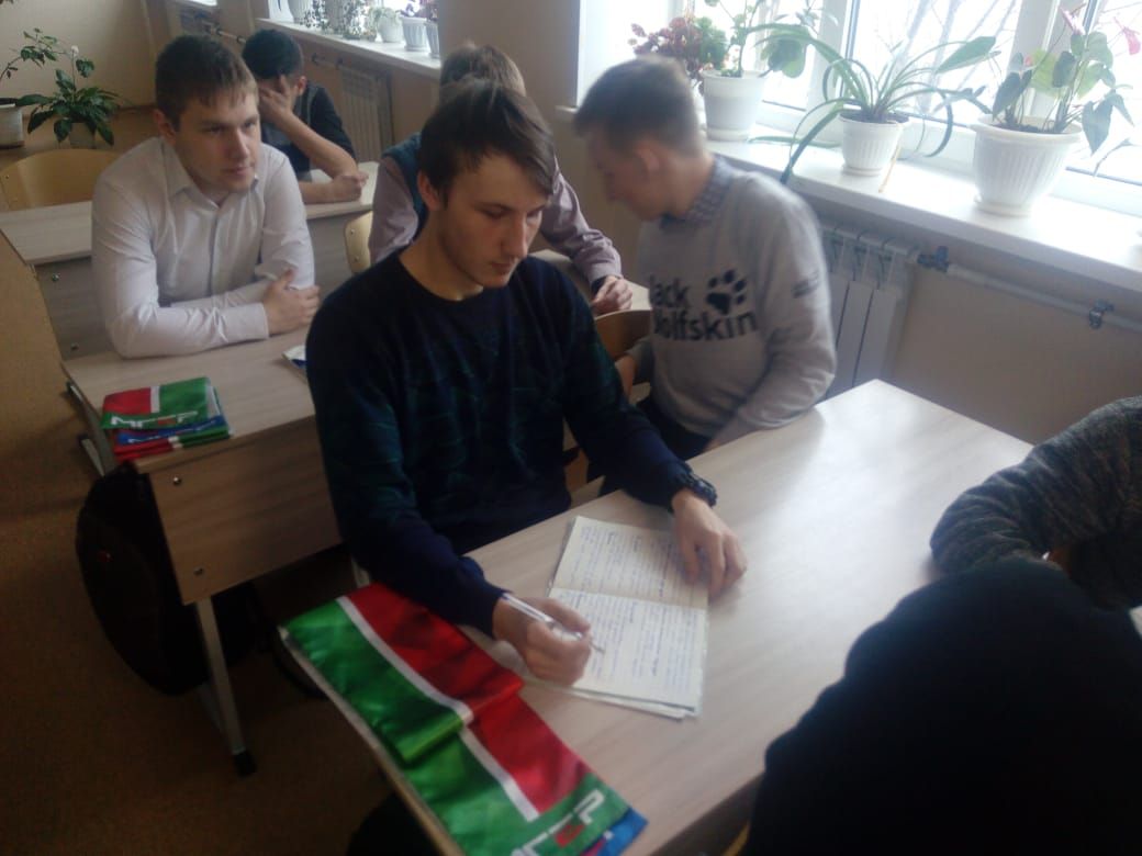 Молодогвардейцы проверили нурлатских студентов на знание истории России