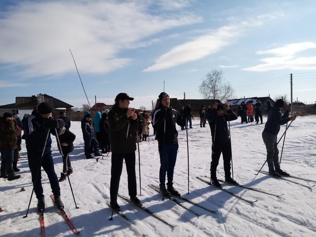 В Караульной Горе сегодня прошли лыжные соревнования памяти героя-земляка А.И.Кузнецова