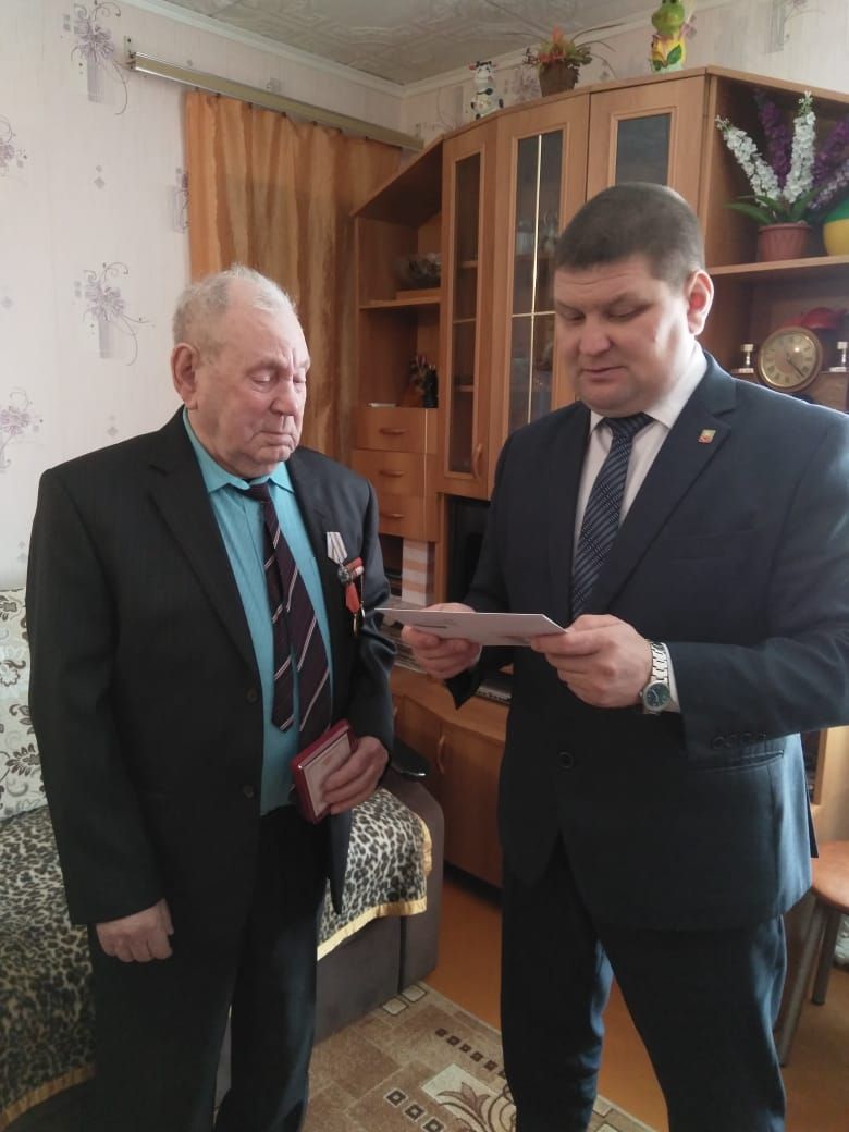 Труженику тыла из Нурлата к 90-летнему юбилею вручили медаль к 75-летию Победы
