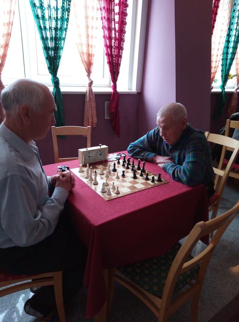 Впервые за 37 лет в числе призеров чемпионата района и города по шахматам есть и школьник