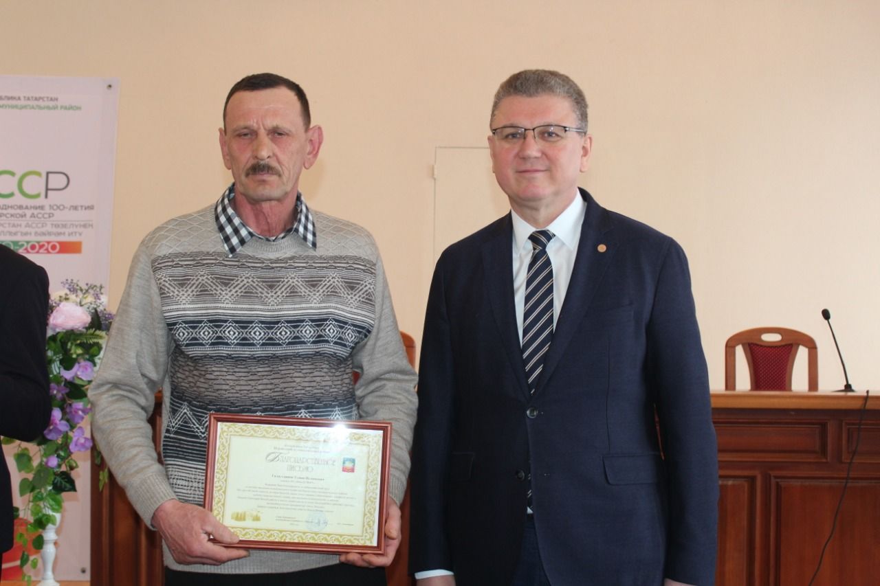 Алмаз Ахметшин наградил отличившихся работников жилищно-коммунальной отрасли района в связи с профессиональным праздником