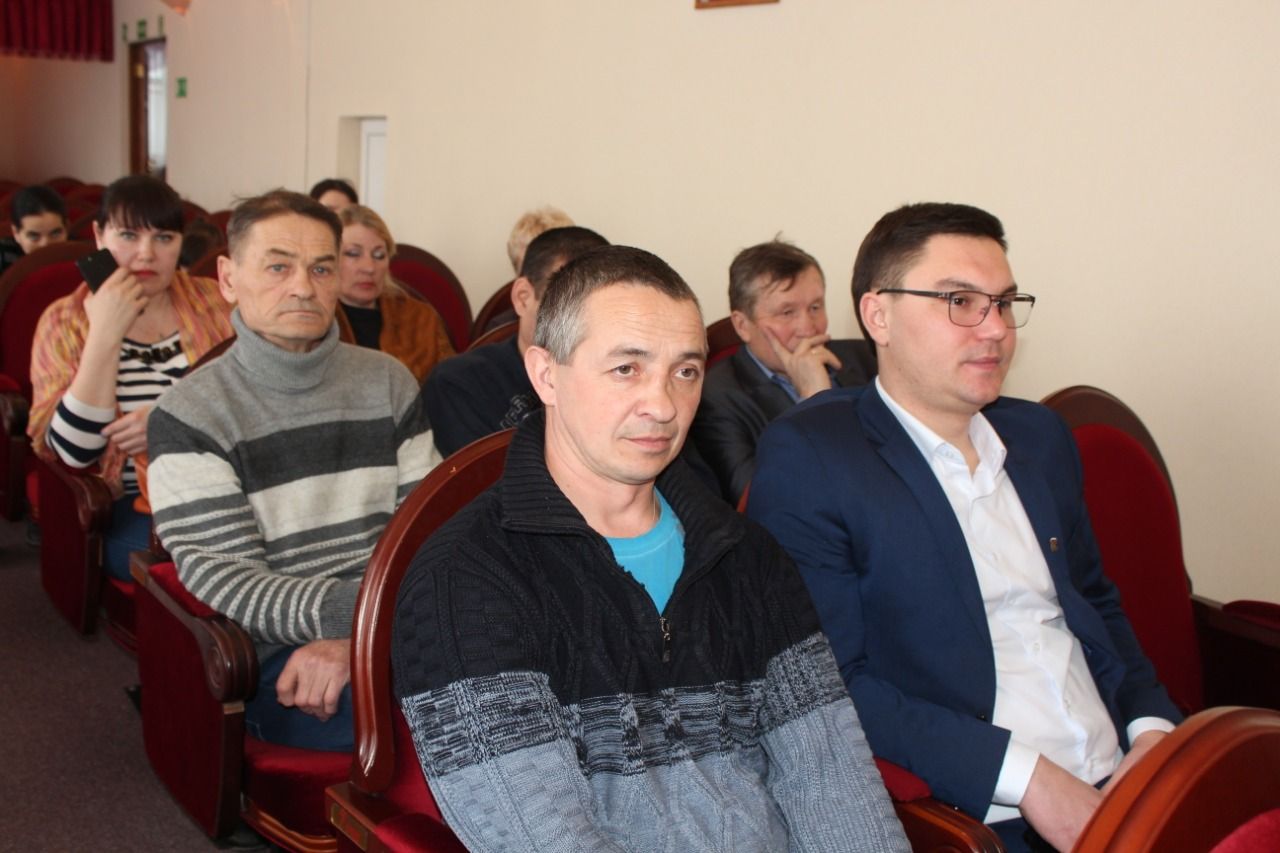 Алмаз Ахметшин наградил отличившихся работников жилищно-коммунальной отрасли района в связи с профессиональным праздником
