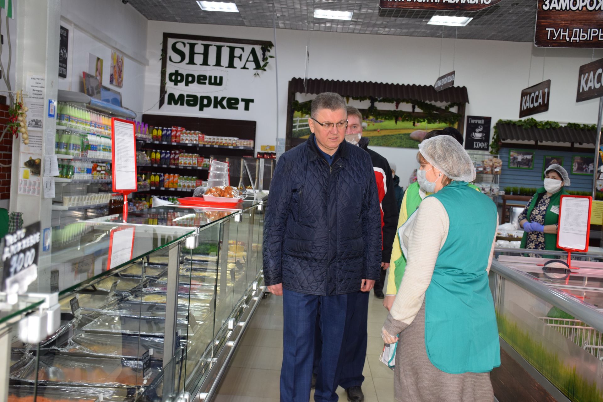 Глава района Алмаз Ахметшин ознакомился с работой торговых точек, общественного питания и аптек в период особого режима