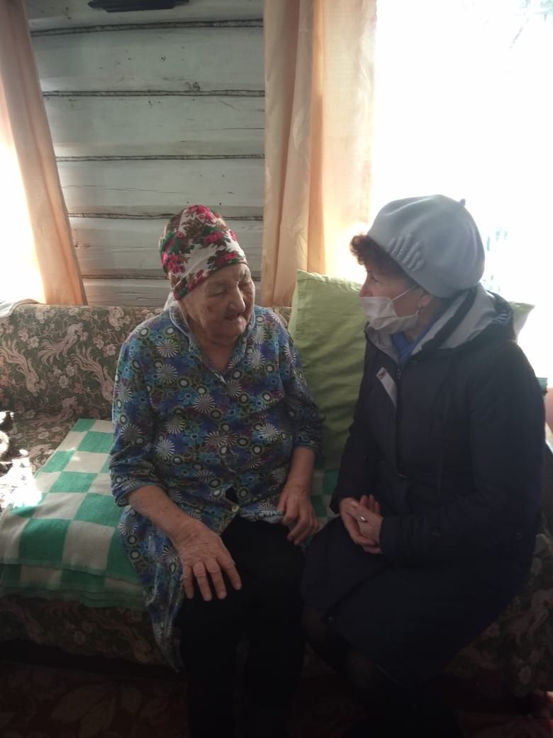 Глава Среднекамышлинского сельского поселения стала волонтером на время пандемии