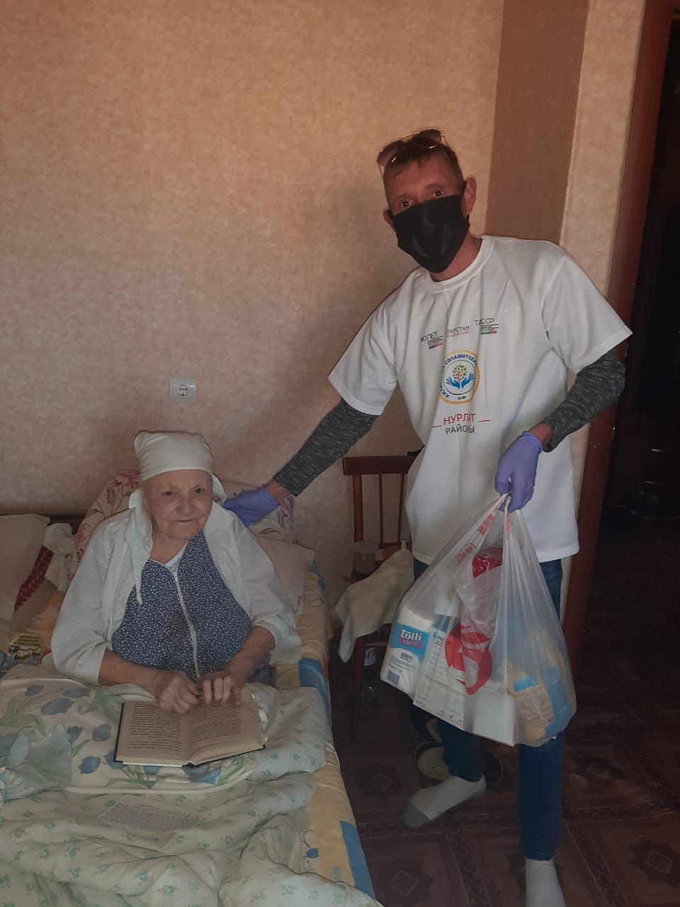 Пожилые нурлатцы получают помощь от депутата Госсовета РТ