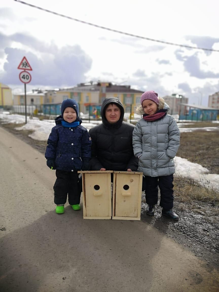 Воспитанники детского сада «Буратино» Ясмина и Самир Аюповы   - участники фотоконкурса скворечников