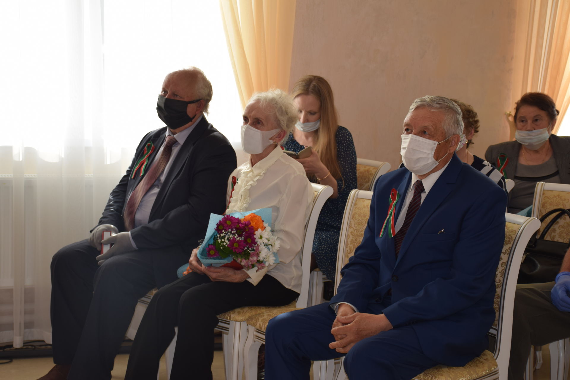 Нурлатцам в праздничный день вручили памятные знаки в честь 100-летия ТАССР