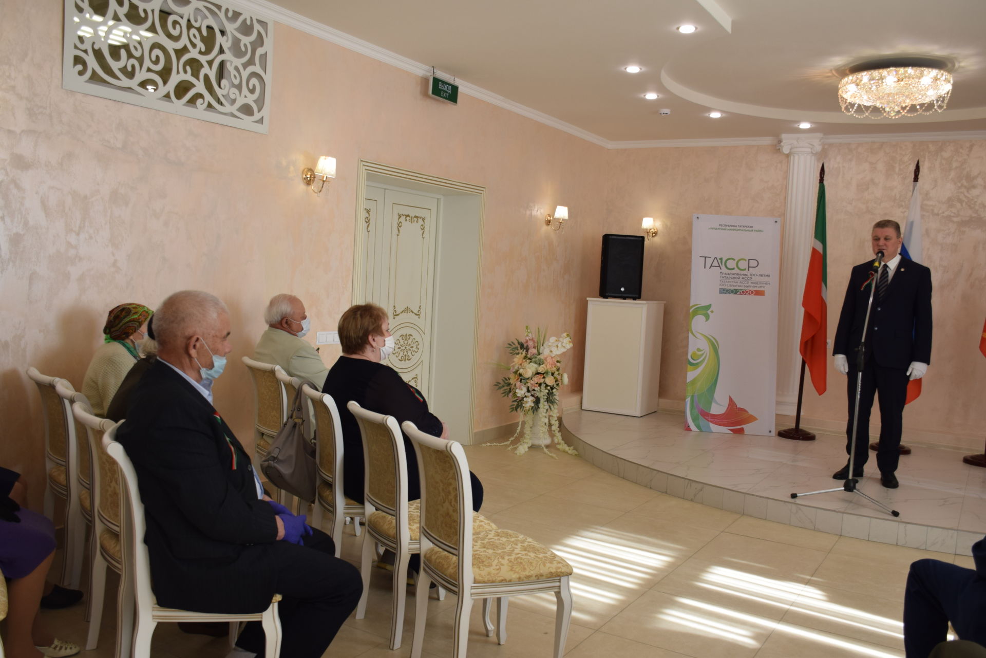 Нурлатцам в праздничный день вручили памятные знаки в честь 100-летия ТАССР