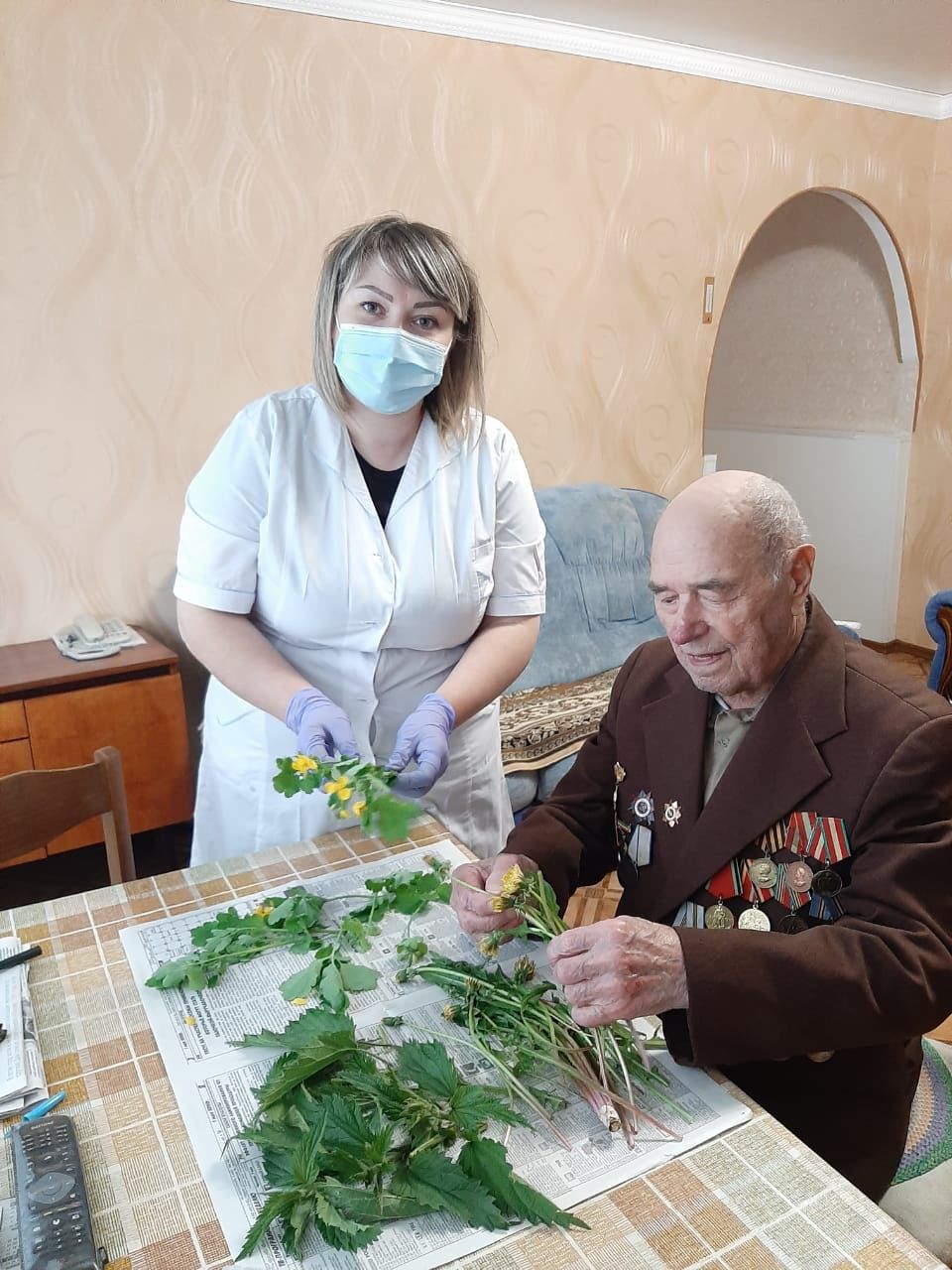 Сотрудники Центра «Гармония» города Нурлат посетили ветерана войны Александра Лебедева