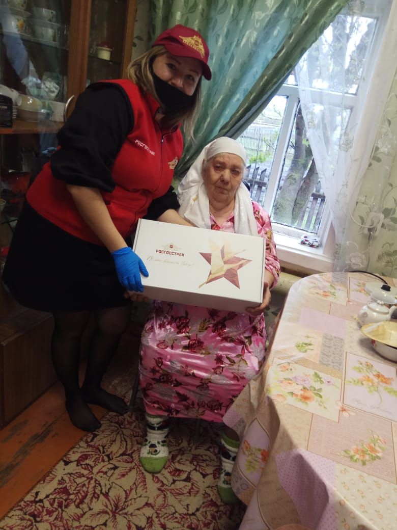 Ветераны страховой компании в Нурлате получили подарки к 75-летию Великой Победы