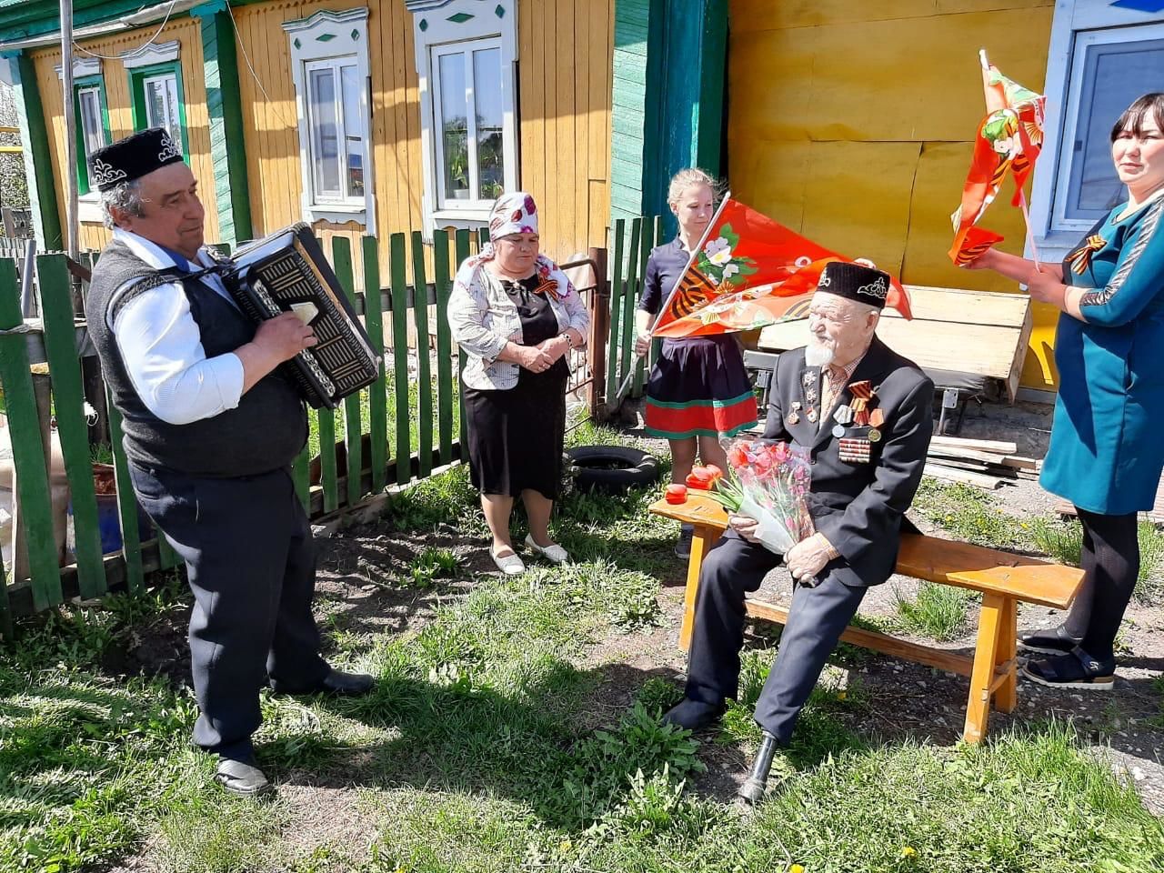 Чулпановцы поздравили ветерана войны праздничным концертом у его дома