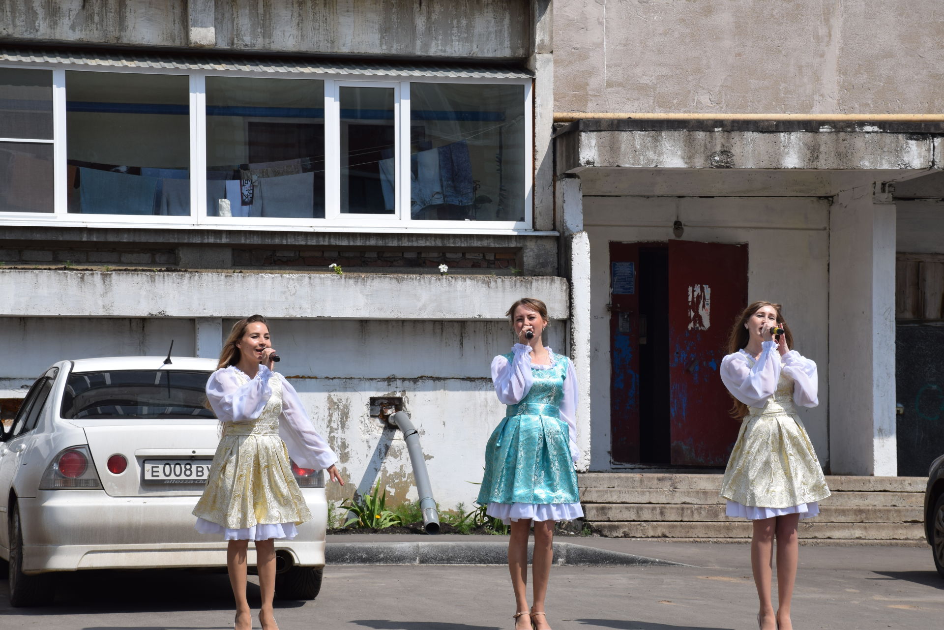 Артисты Нурлата поздравили горожан с Днем России