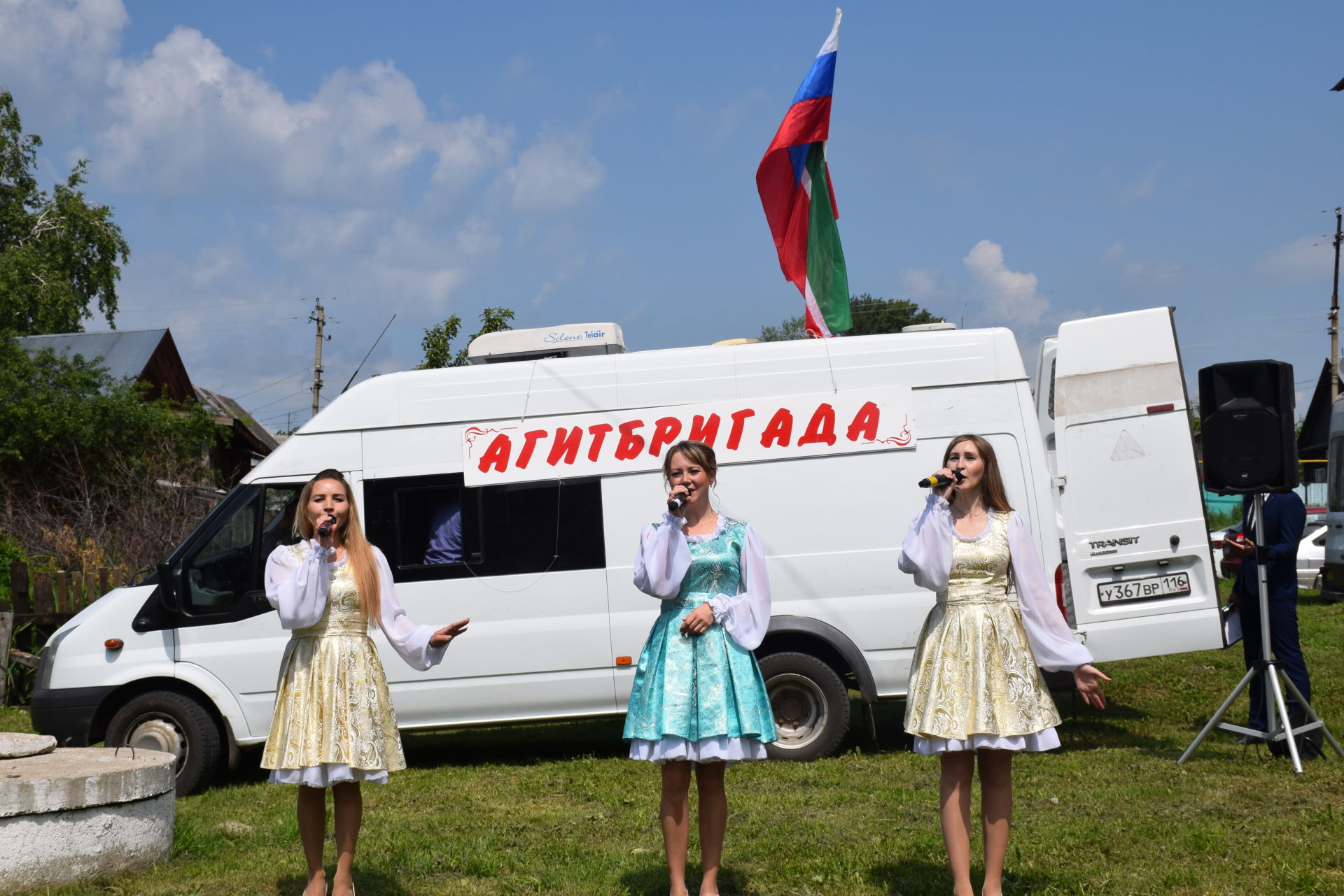 Артисты Нурлата поздравили горожан с Днем России