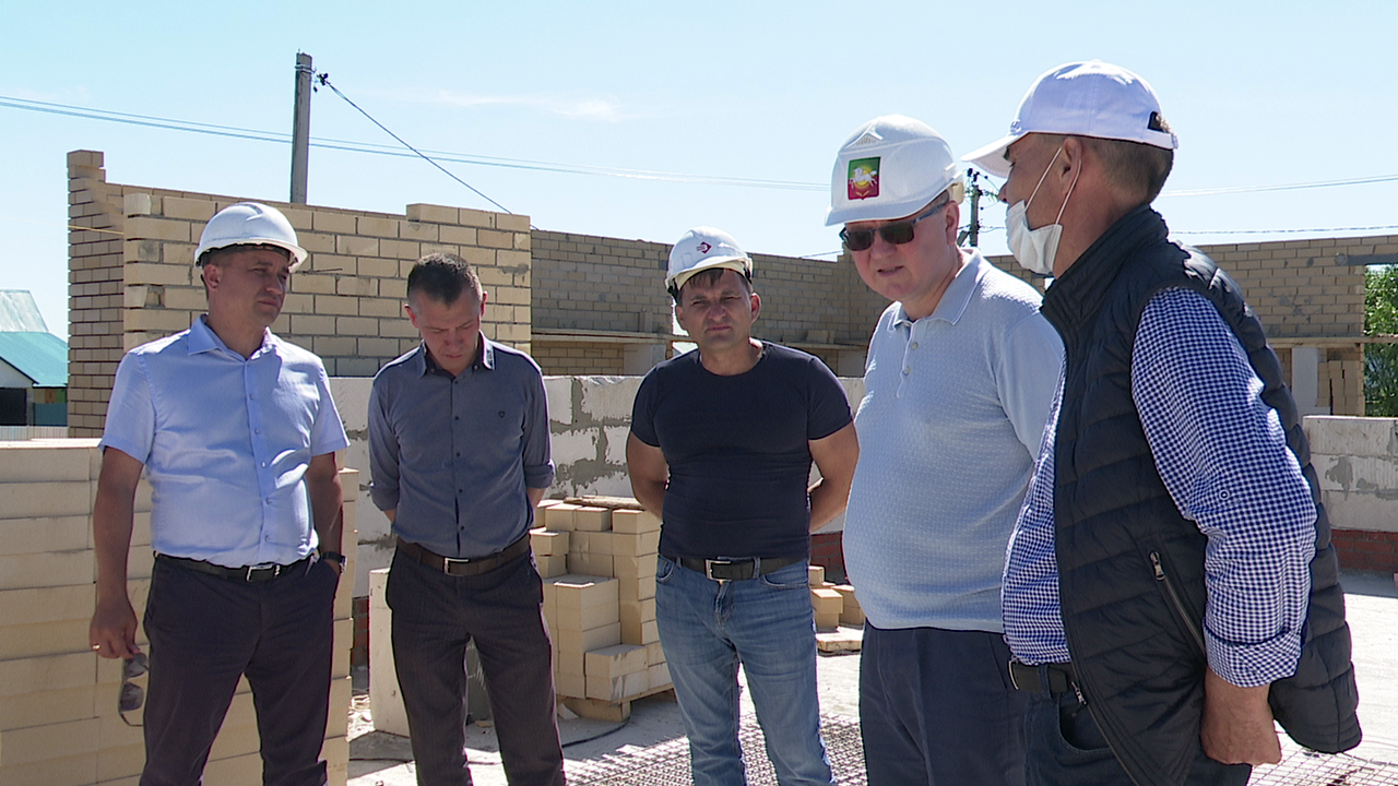 Алмаз Ахметшин проинспектировал ход работ на строительных объектах