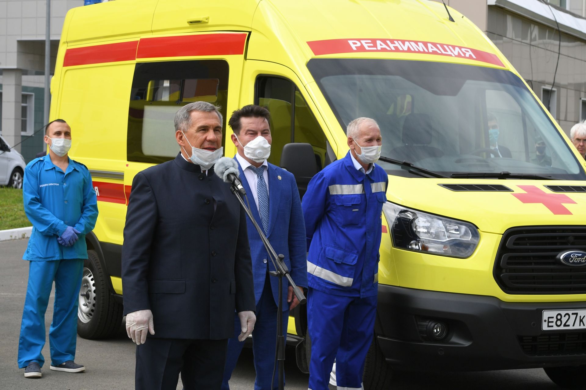 Глава республики вру­чил татарстанским ме­дикам ключи от новых​ автомобилей скорой помощи