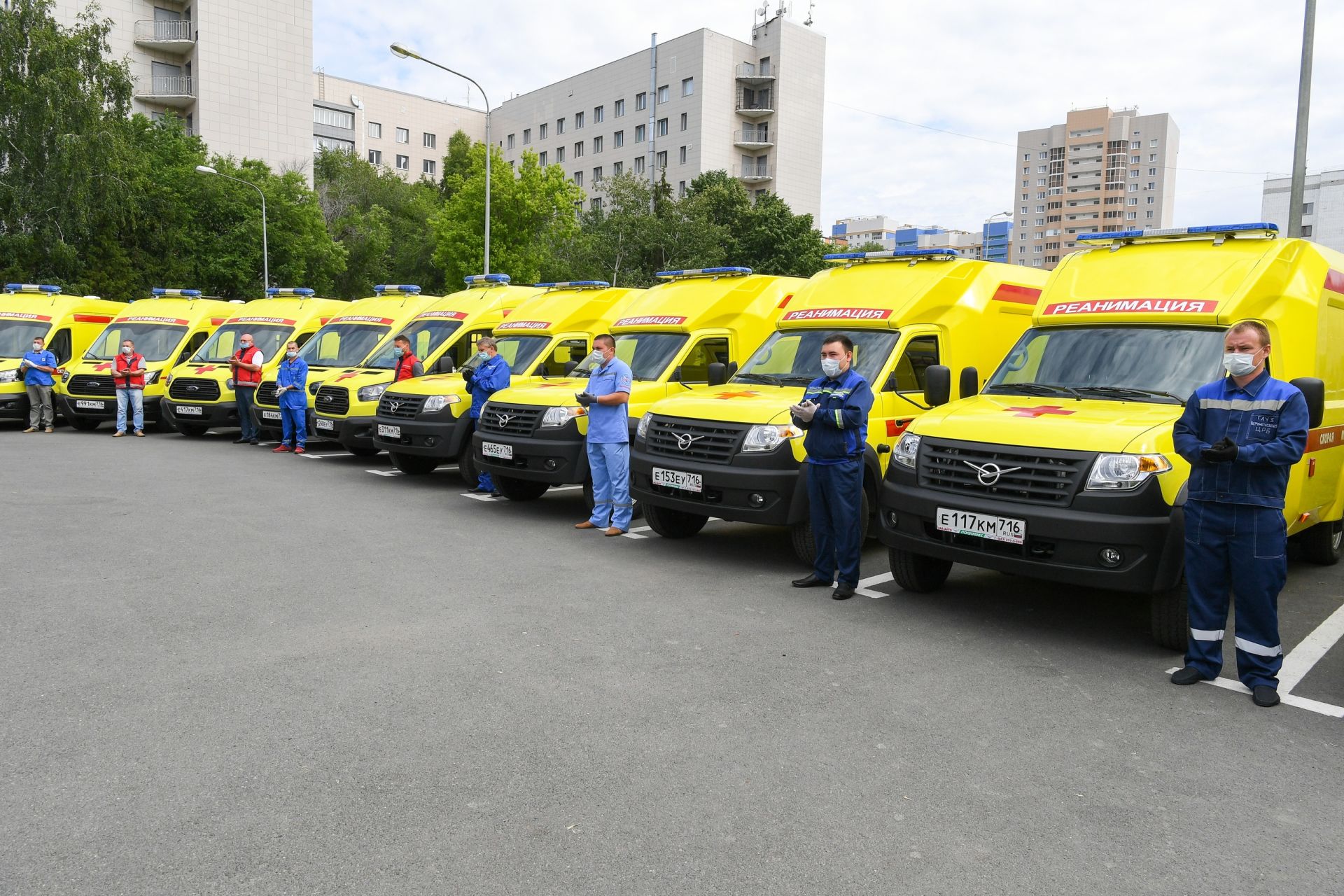 Глава республики вру­чил татарстанским ме­дикам ключи от новых​ автомобилей скорой помощи