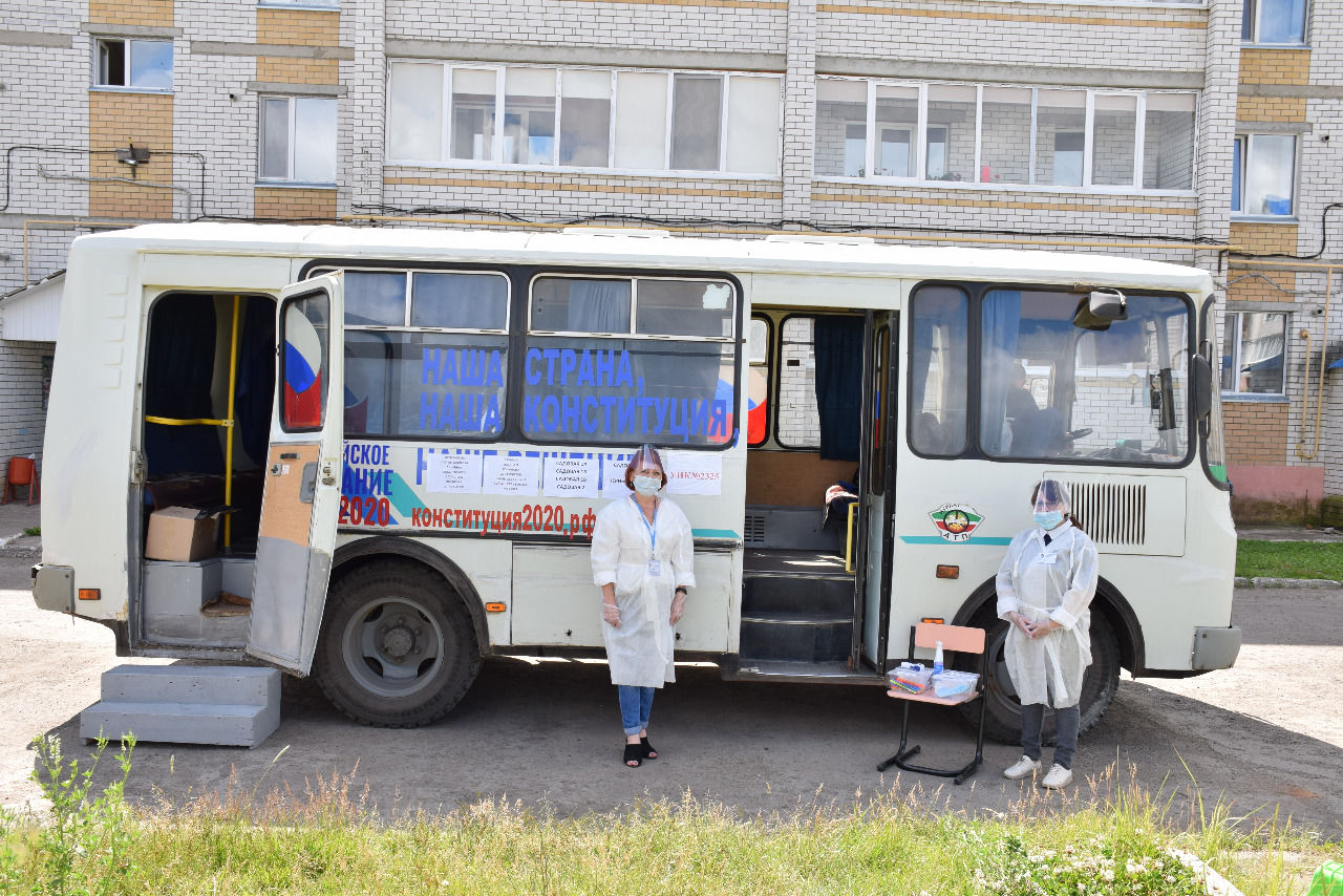 Нурлатцы по поправкам к Конституции РФ активно голосуют и в мобильных автобусах