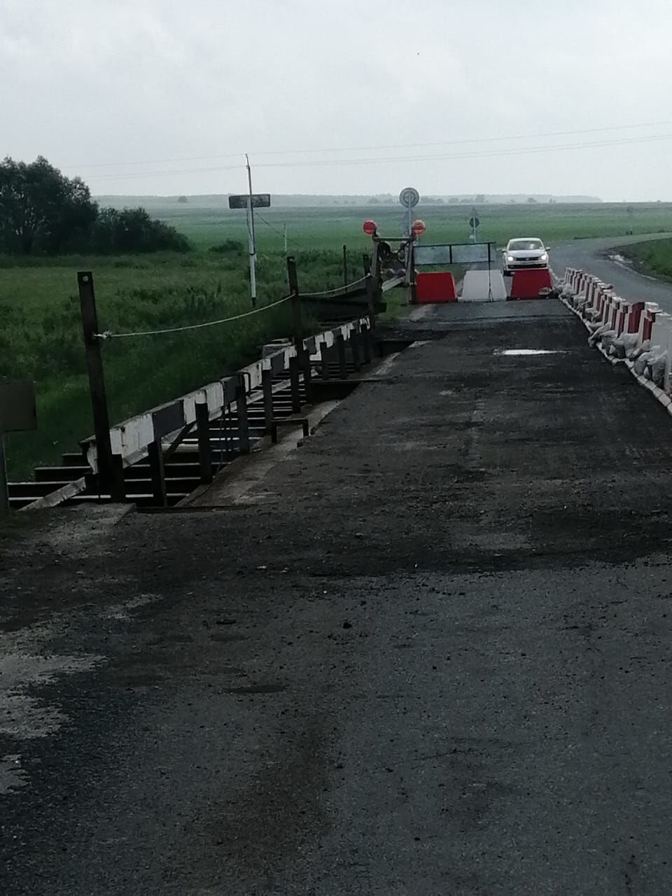 В Новом Альметьеве ведется ремонт моста через реку