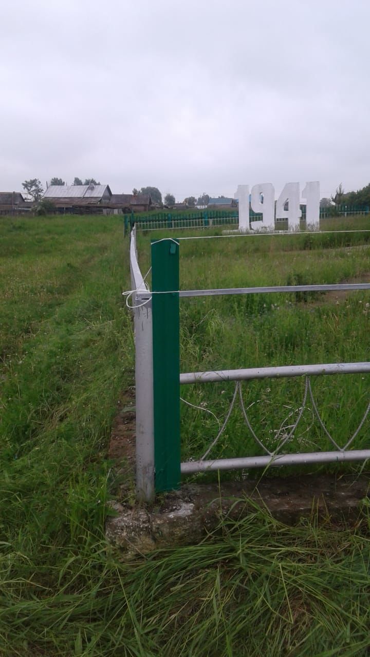 В Староальметьевском сельском поселении обновляют забор на территории мемориала Победы