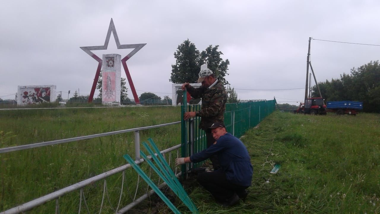 В Староальметьевском сельском поселении обновляют забор на территории мемориала Победы