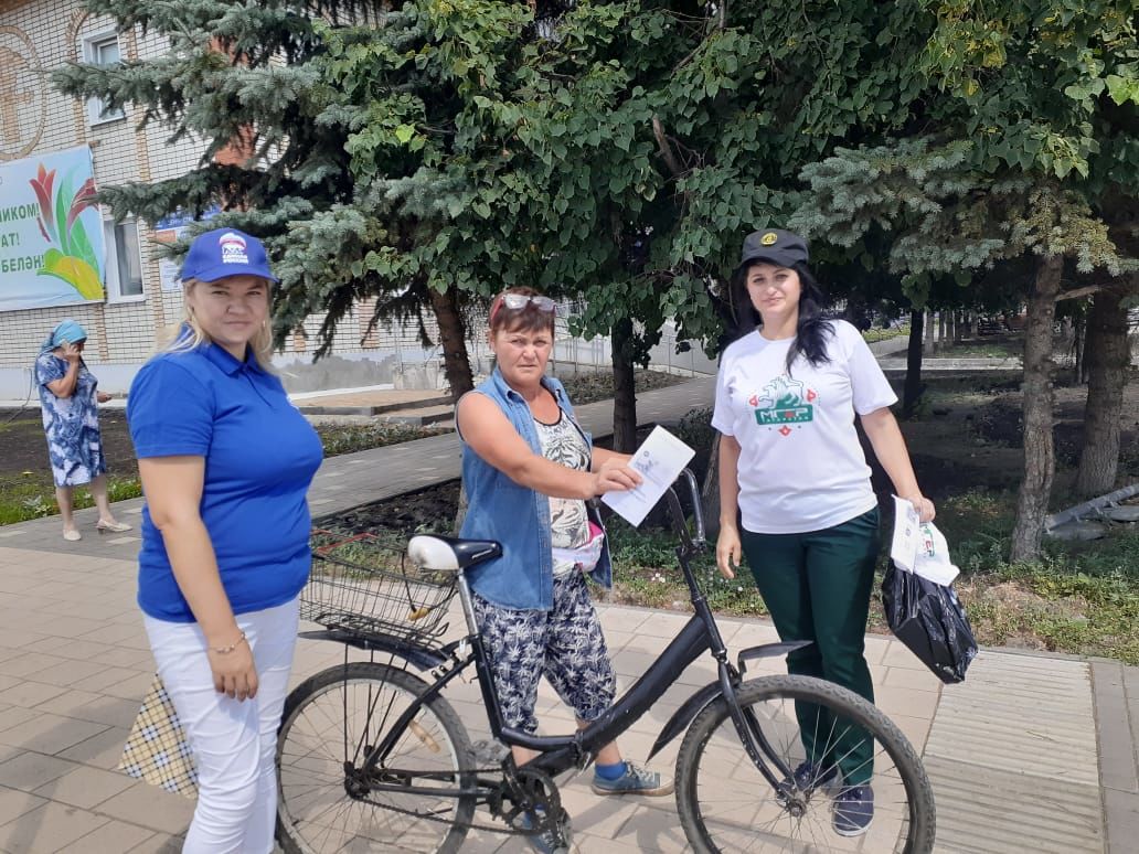 Нурлатские единороссы совместно с «Молодой Гвардией Единая Россия» &nbsp;провели беседу по ПДД с детьми и велосипедистами