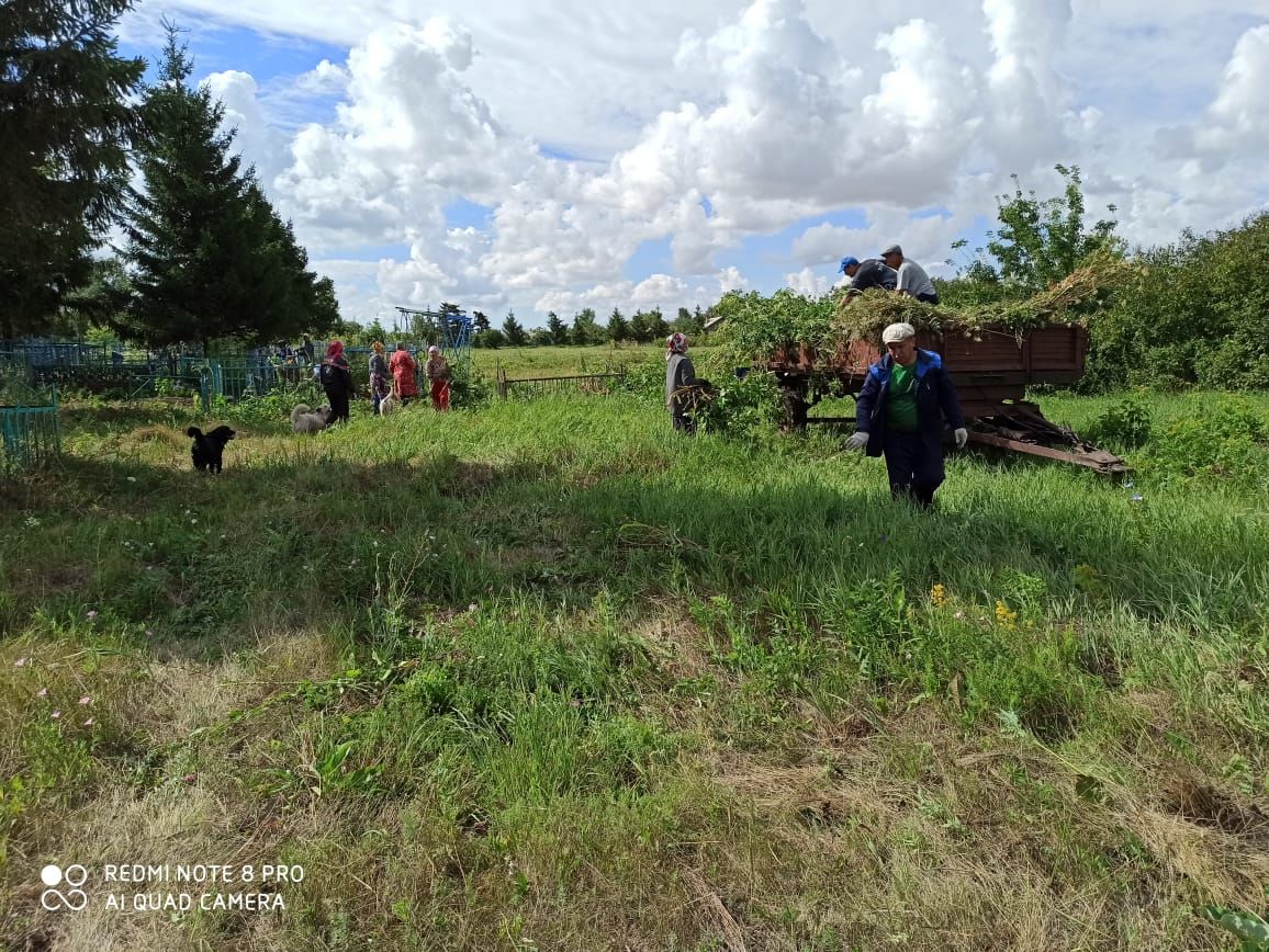 Жители деревни Бикулово организовали большой субботник на сельском кладбище