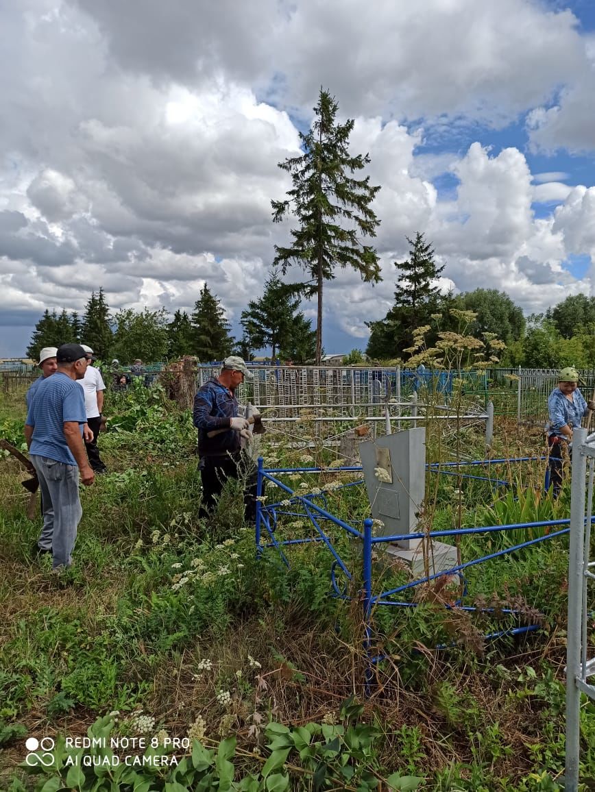 Жители деревни Бикулово организовали большой субботник на сельском кладбище