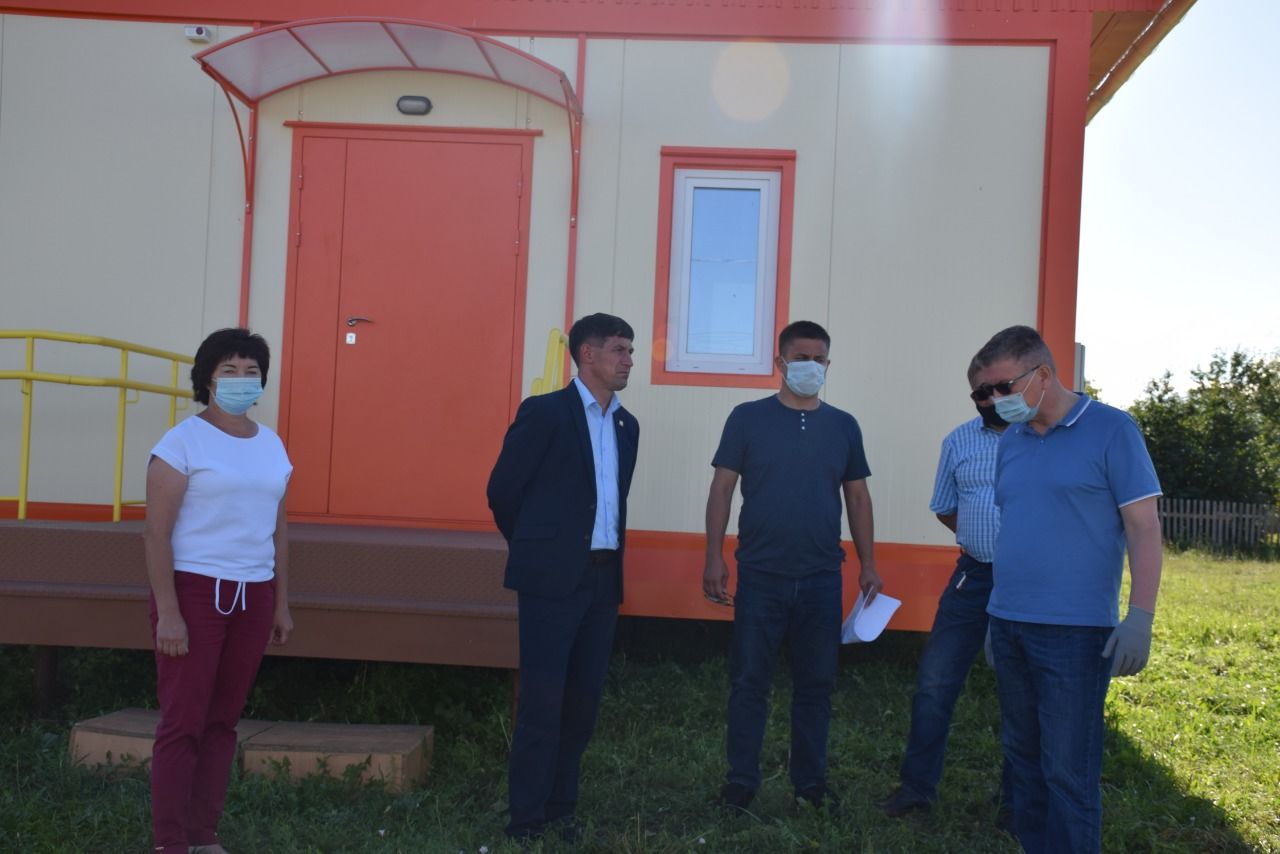 Алмаз Ахметшин посетил объекты строительства в селах Елаур и Чулпаново